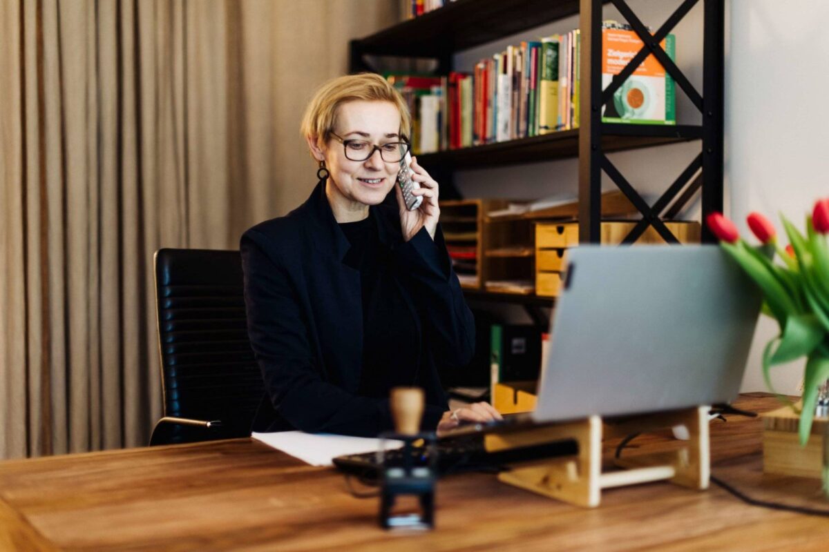 Heike Sohna telefoniert im Büro