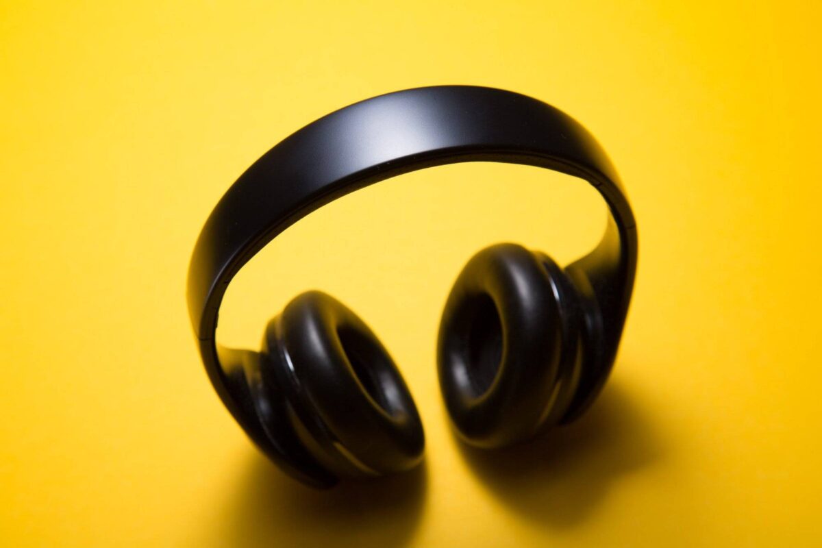 Podcast - Kopfhörer auf gelbem Untergrund