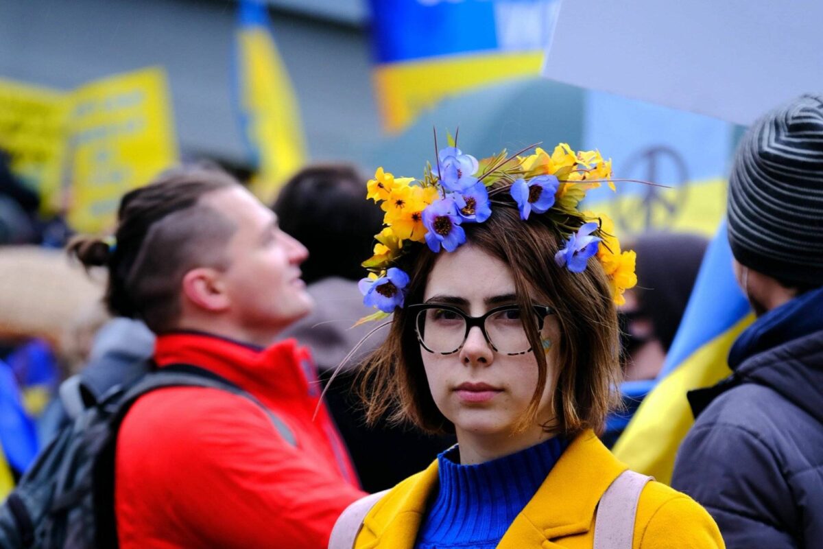 Eine Frau in blau-gelber Kleidung, den Nationalfarben der Ukraine