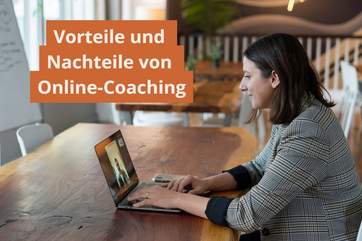 Eine Frau sitzt am Tisch, vor ihr ein aufgeklappter Laptop. Sie bekommt ein Online-Coaching.