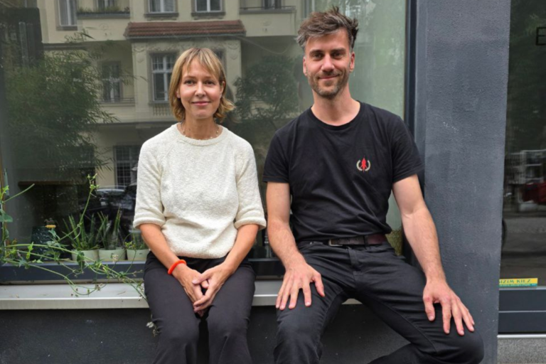 Die Zukunft des Coachings: Zwischen Künstlicher Intelligenz und menschlicher Empathie 1 Layers App 1 Canva